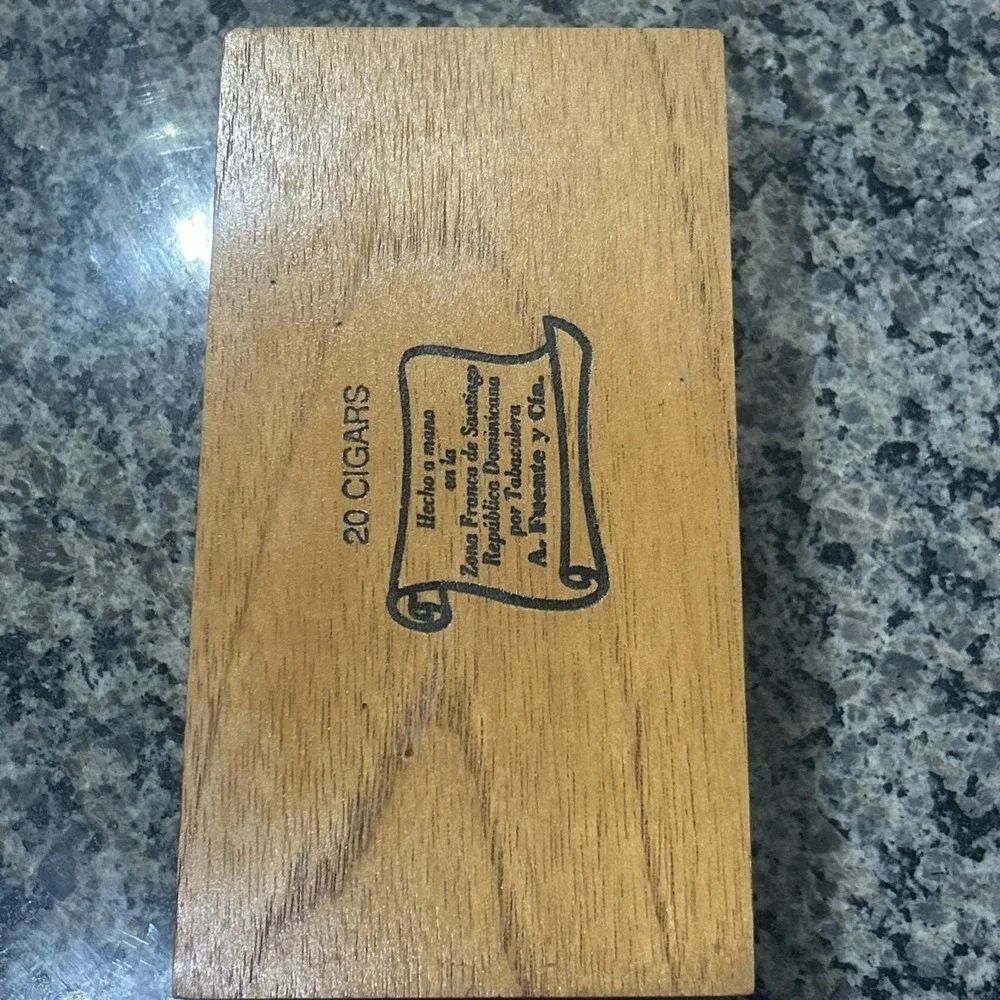 Arturo Fuente Anejo No.19   Wooden Cigar Box Made In Dominica Used